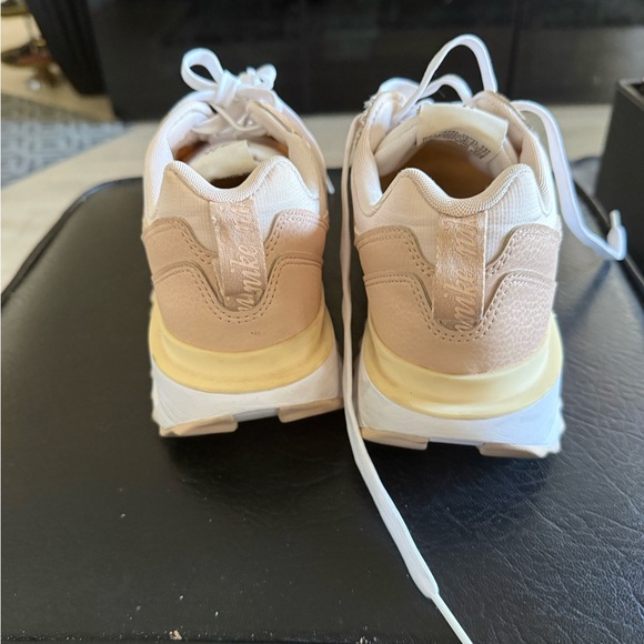 Nike Cream and White Athletic Shoes - Picture 3 of 4